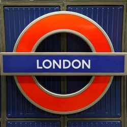 Fotografía del simbolo del metro de Londres,  donde se indica LONDON