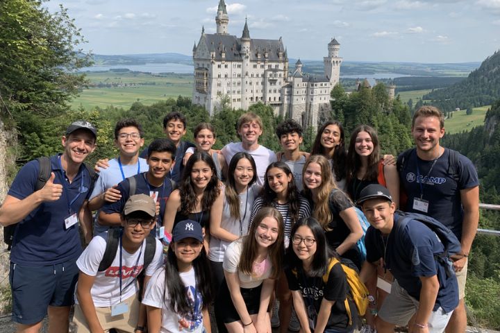 Foto de grupo de la excursión al castillo Neuschwanstein del campamento de verano en Múnich