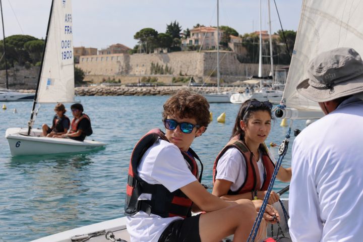 Participantes del campamento en Antibes en Francia realizando una clase de vela