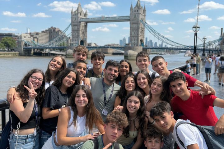 Grupo de estudiantes del campamento a Inglaterra de excursión en Londres. Fotos de grupo delante de Tower Bridge