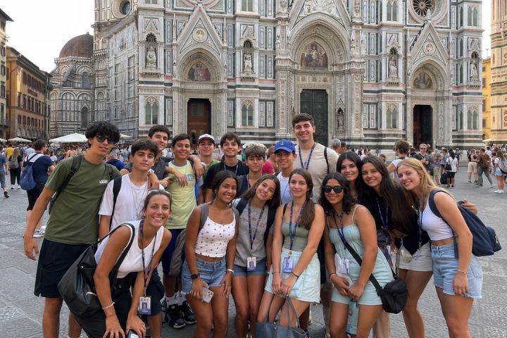 Foto de grupo de participantes en el campamento en Forencia, Italia. Delante de la catedral