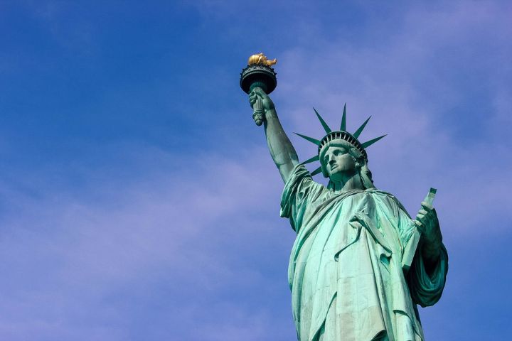 Estatua de la libertad en Estados Unidos con un cielo despejado