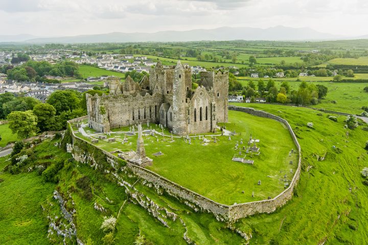 Paisaje verde con una antigua iglesia en Irlanda