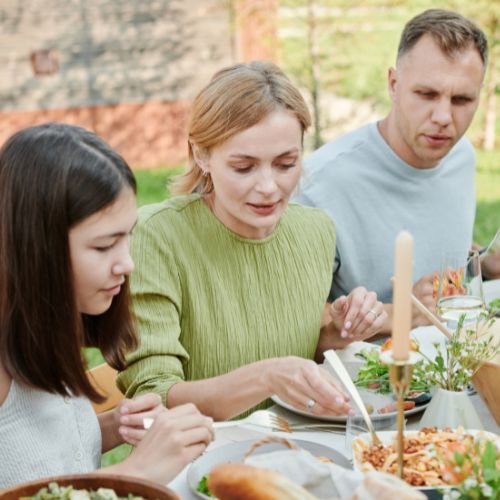familia comiendo en un jardín