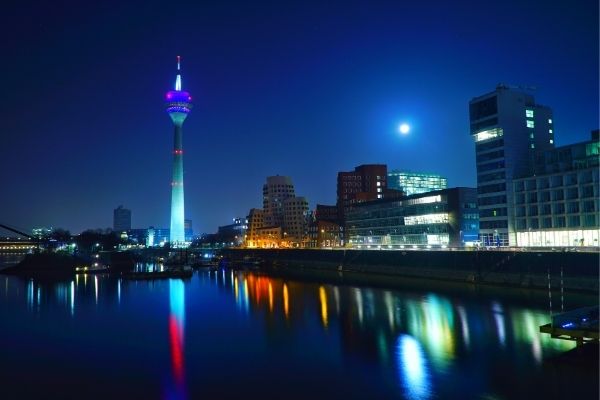 Vista panorámica nocturna de la ciudad de Düsseldorf en Alemania