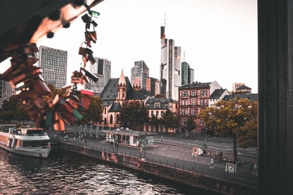 Imagen de la ciudad de Frankfurt donde se ve el contraste de los edificios antiguos con altos rascacielos