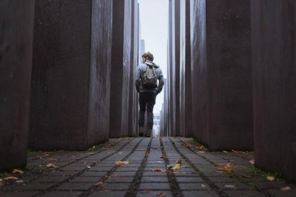 Chico paseando por el medio del monumento a las víctimas del holocausto en Berlín