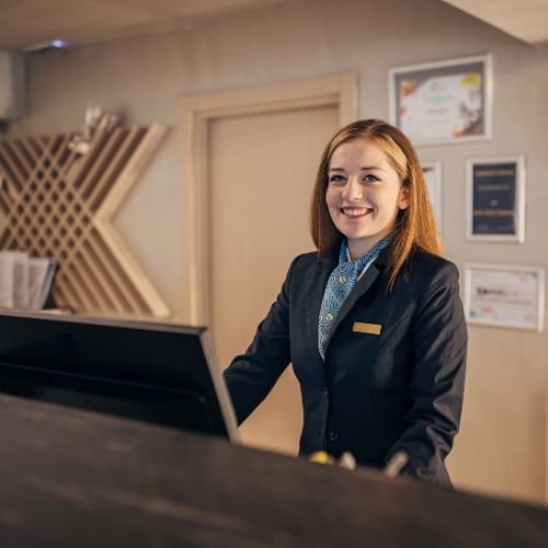 recepcionista sonriendo