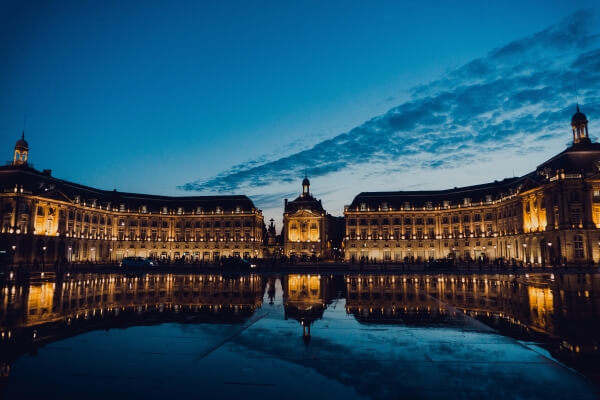 Plaza de Burdeos de noche con edificio iluminado