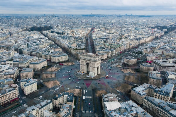 Vita aerea de país con el arco de triunfo en medio