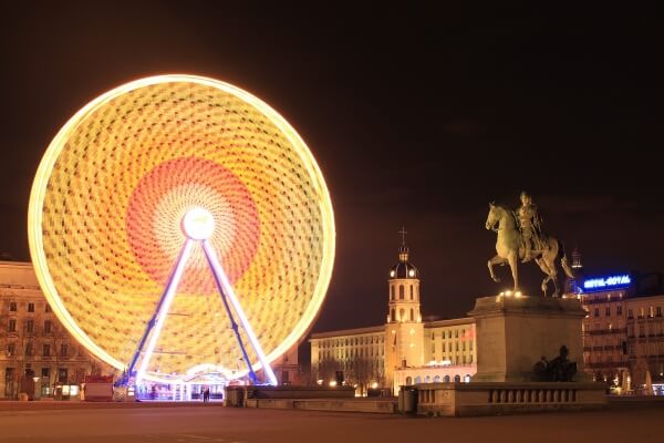 Plaza de lyon  de noche con noria encendida