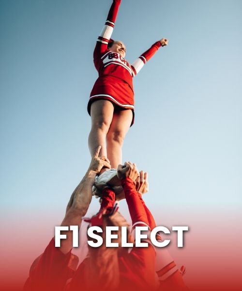 Estudiante de intercambio en Estados Unidos haciendo un ejercicio con su equipo de cheerleading