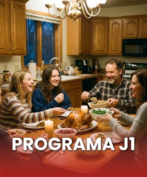 Familia local y estudiante internadional de intercambio en Estados Unidos cenando juntos