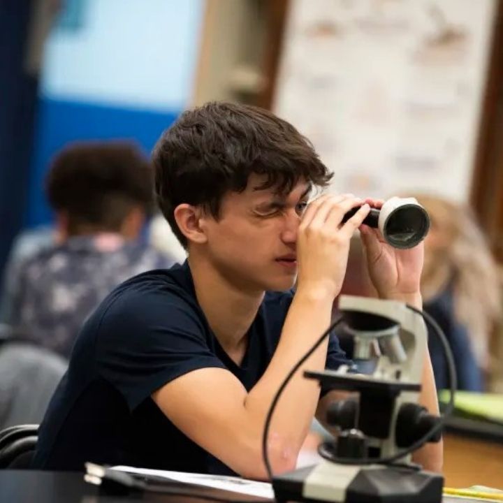 Estudiante de intercambio en una clase de ciencias en un boarding school en Estados Unidos