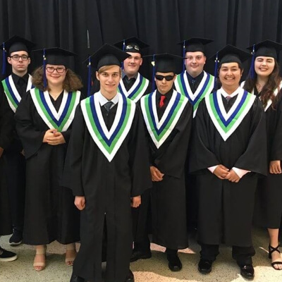 Jóvenes con túnica de graduación en Canadá