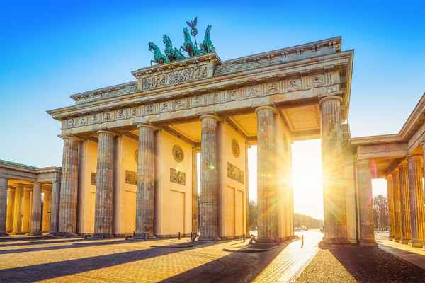 SPuerta de brandenburgo en Berlín, ciudad donde se realizan varios campamentos de verano en alemán
