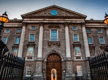 Fachada del Trinity College en Irlanda