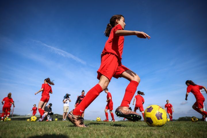 Chicas realizando entrenamiento de fútbol en el campamento de verano del Liverpool FC