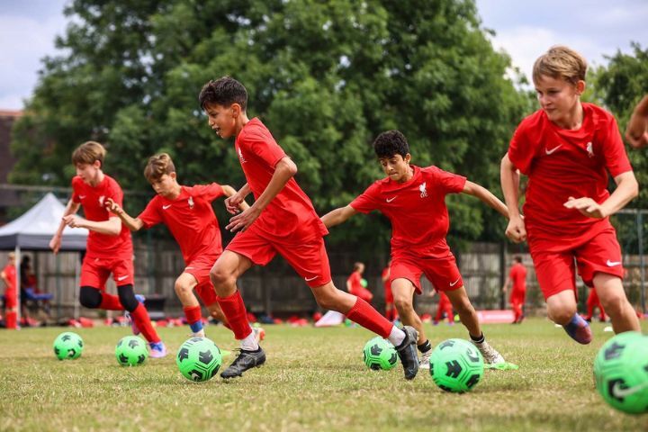 Chicos realizando entrenamientos de fútbol en el campamento de verano del Liverpool FC en Inglaterra