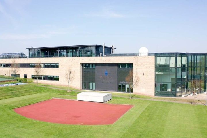 Vista frontal de Repton College donde se realiza el campamento de fútbol del Liverpool FC