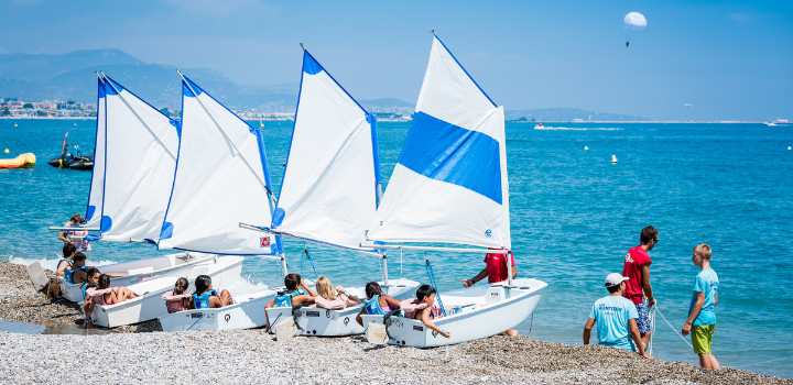Adolescentes del campamento de francés en Antibes atendiendo una clase de vela