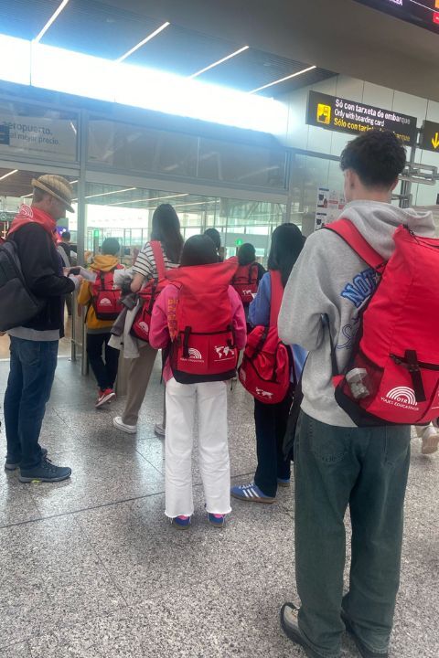 participantes del campamento de verano en inglaterra a punto de pasar el control de seguridad en el aeropuerto de Santiago de Compostela