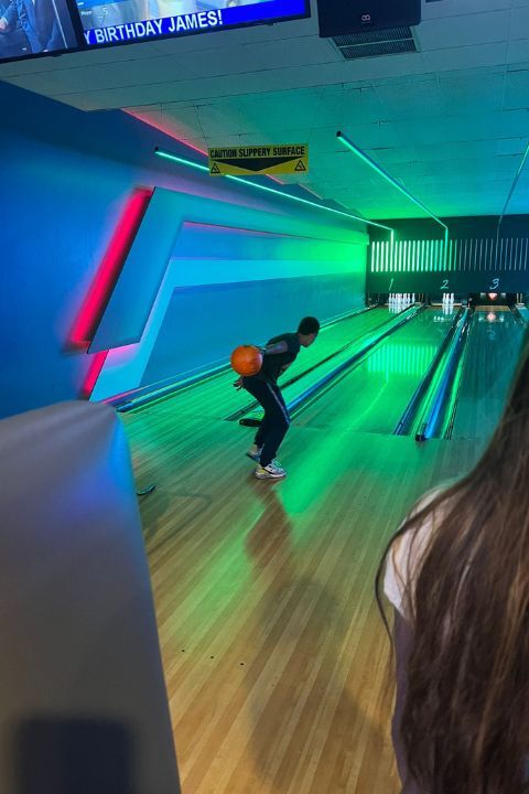 Participante del campamento de verano en Inglaterra jugando a los bolos