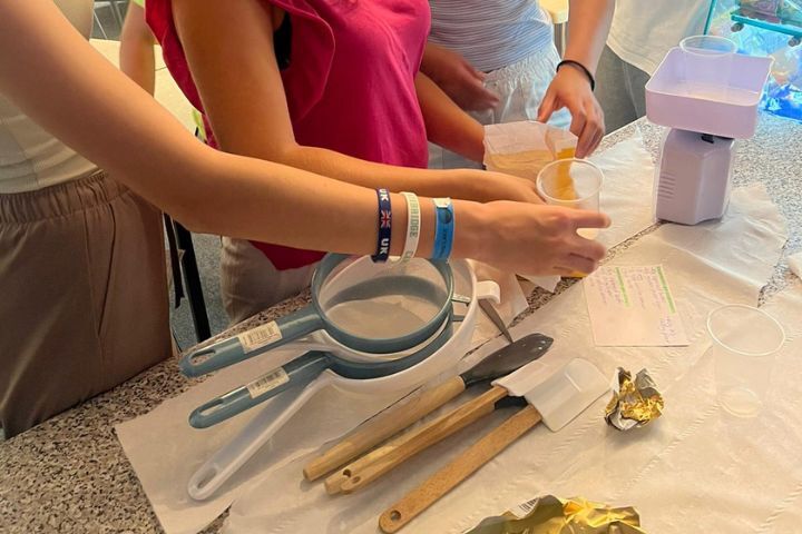 estudiantes participando en un taller de repostería en el campamento de verano en Colchester, Inglaterra