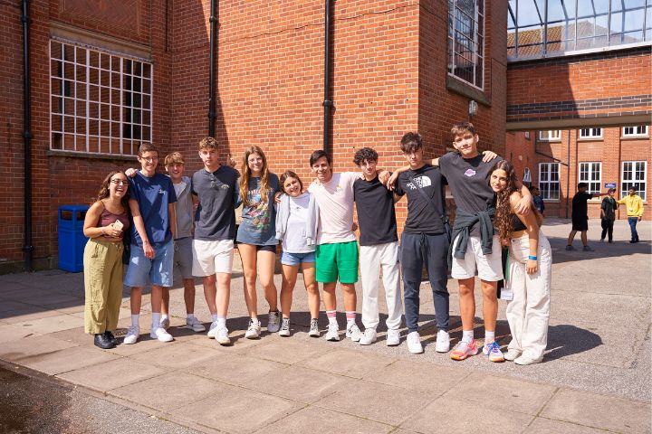 Participantes del campamento de verano en Inglaterra con alojamiento en residencia posando en grupo para una foto