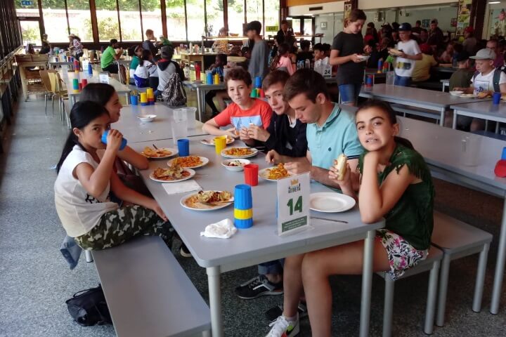 Comiendo en el campamento de verano