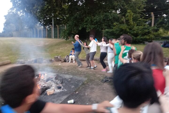 Noche de hoguera en el campamento