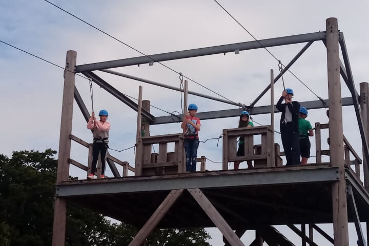 Parque multiaventura en el campamento 