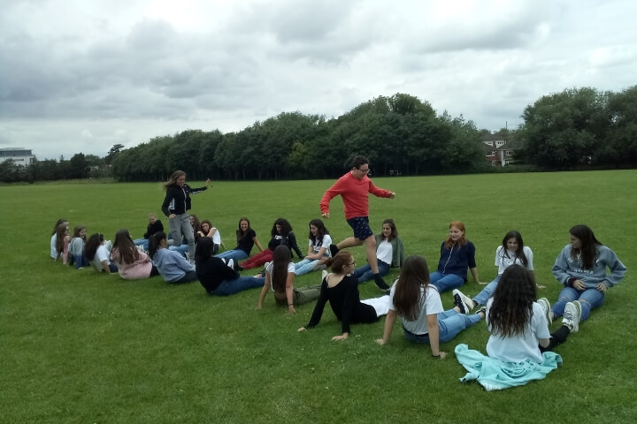 Juegos y actividades en el campamento de Dublín