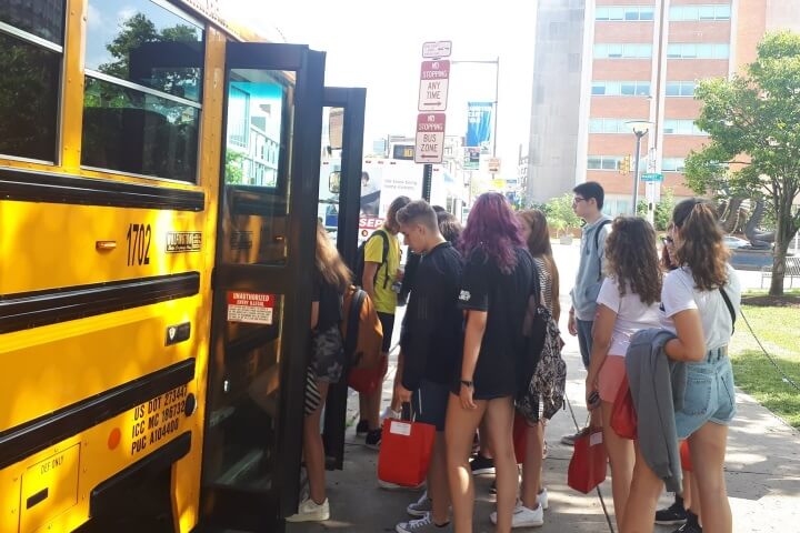 subiendo en autobus escolar americano