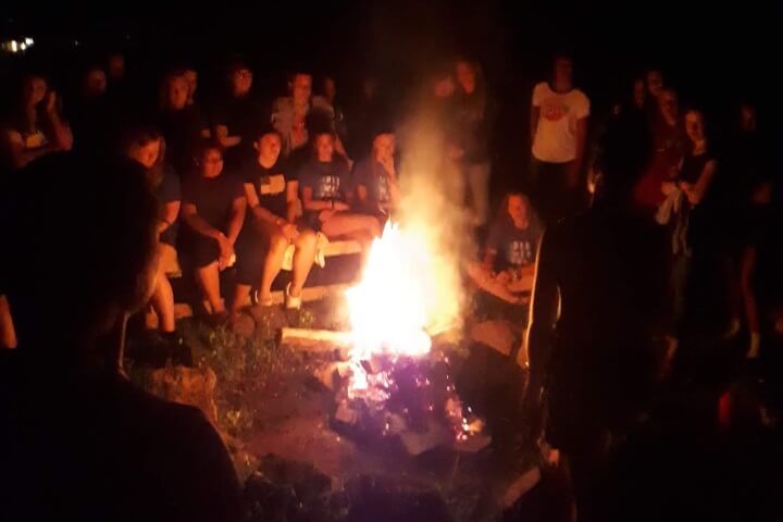 hoguera en campamento americano