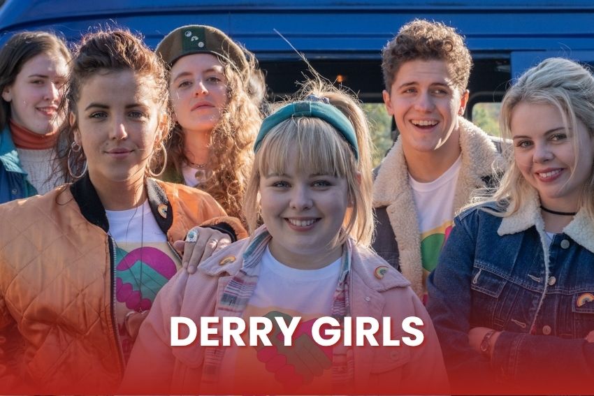 Protagonsitas de la serie adolescente irlandesa "Derry Girls" posando en grupo ante la cámara