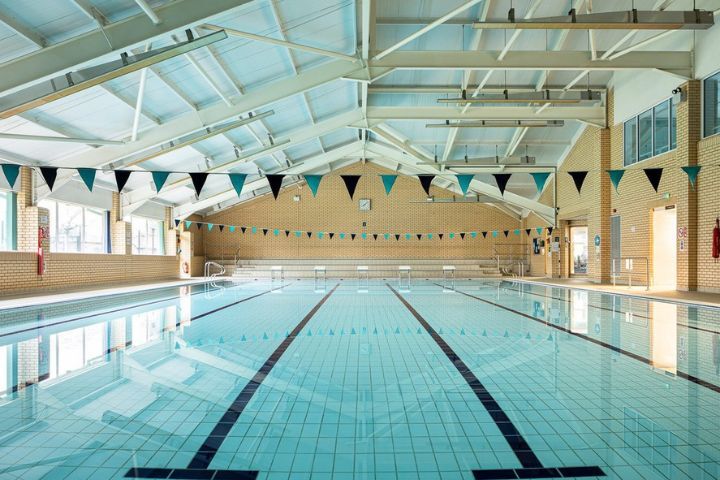 Piscina del campus donde se realiza en campamento de verano en Londres