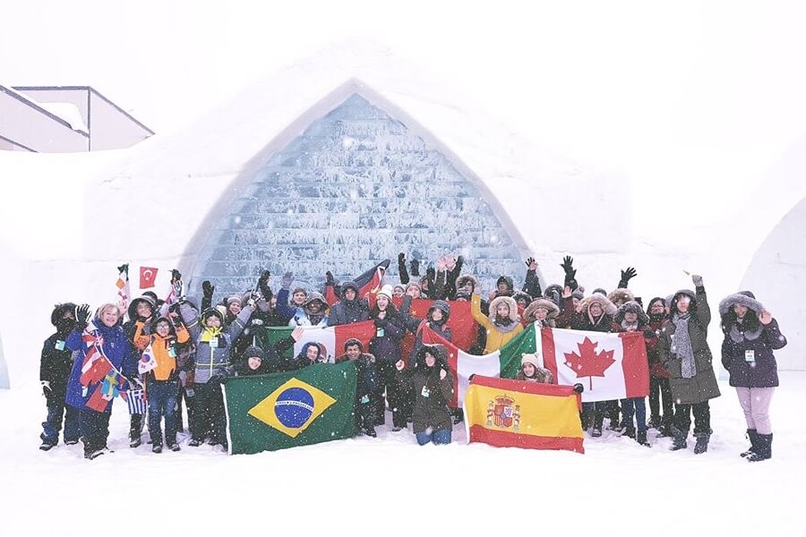 Grupo de estudiantes internacionales en la nieve en Quebec