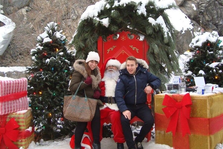 Dos alumnos  sentados con Santa Claus en Quebec