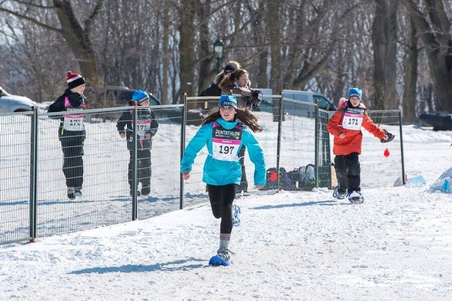 Alumnos realizando circuito de deportes de invierno en Canadá