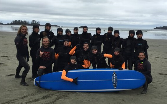 Grupo de alumnos preparados para hacer surf en la Columbia británica