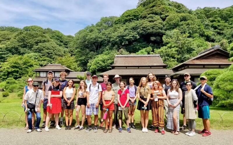 Grupo de alumnos internacionales de un instituto de Canadá posando  en grupo en el campo