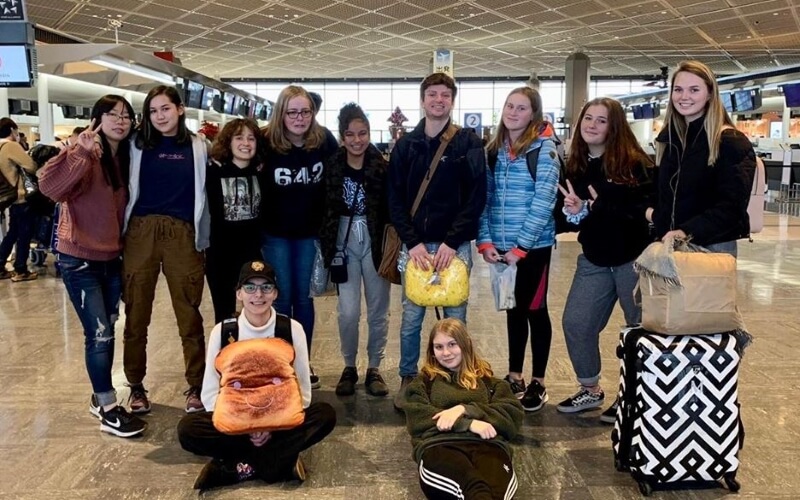 Despedida en el aeropuerto alumnos internacionales columbia británica