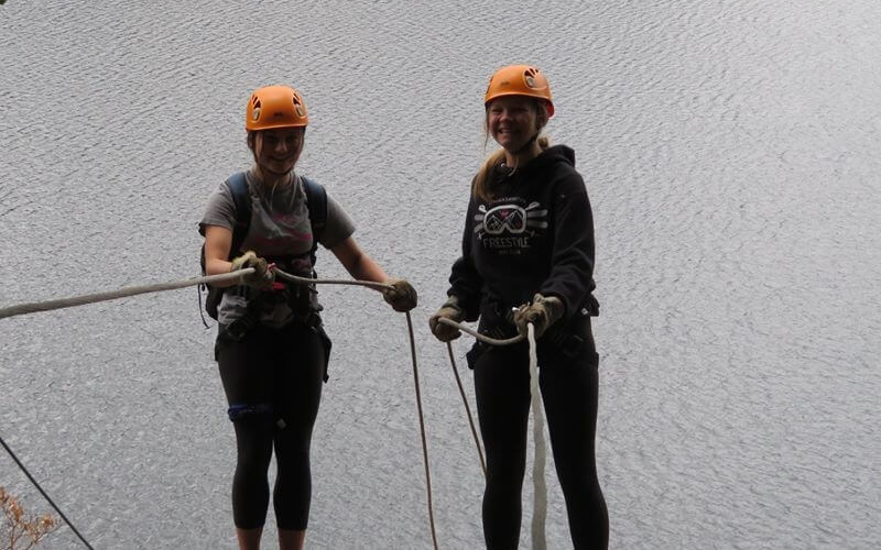 dos chicas del grupo de estudiantes internacionales haciendo escalada en british columbia