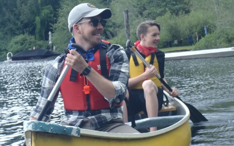 Dos estudiantes en una canoa en Canadá