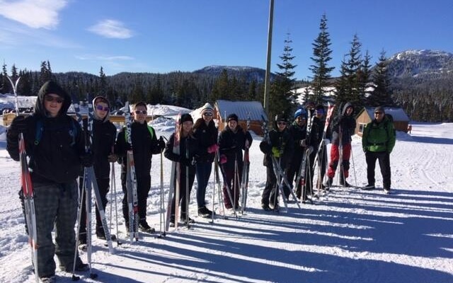 Grupo de alumnos preparados para realizar una clase de esquí en Canadá