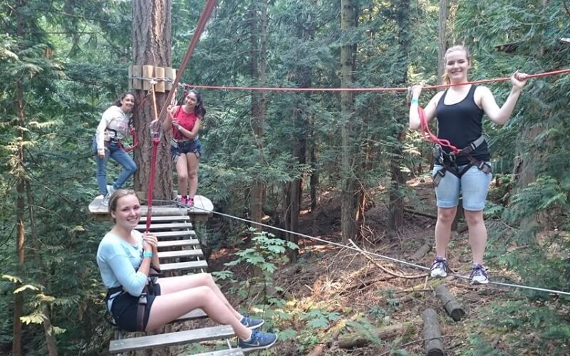4 chicas en un parque de aventuras en un bosque en la Columbia Británica, Canadá
