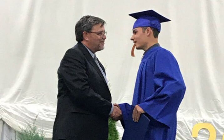 Chico graduándose en un instituto de Canadá