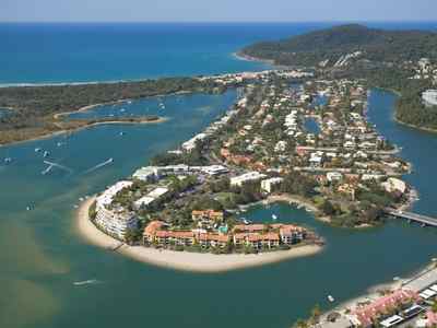 Imagen aerea sobre Noosa, Australia. Pequeña península con casas