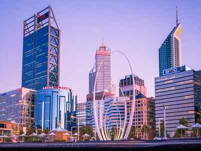 Vista de algunos edificios altos al atardecer en Perth, Australia